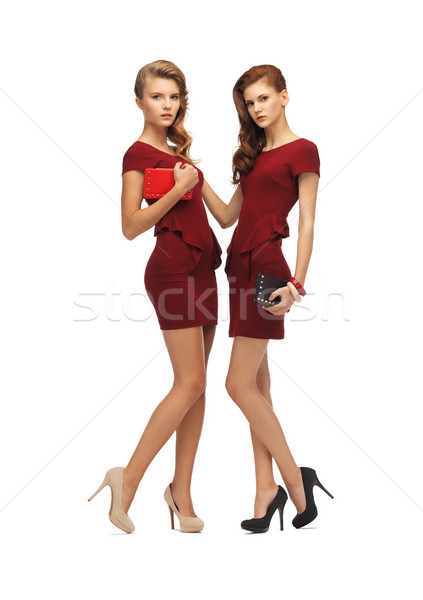Twee tienermeisjes Rood jurken foto vrouw Stockfoto © dolgachov