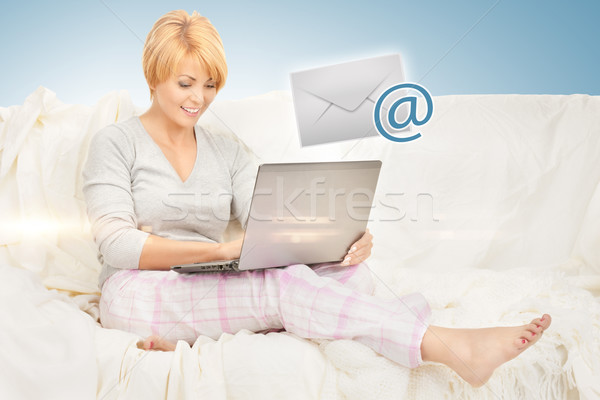 Vrouw laptop computer e-mail foto gelukkig Stockfoto © dolgachov