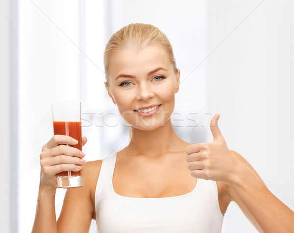 Vrouw glas tomatensap tonen Stockfoto © dolgachov