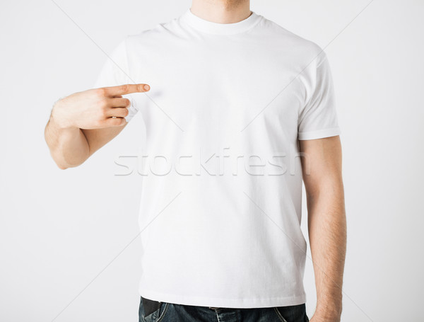 Man tshirt wijzend ontwerp student Stockfoto © dolgachov