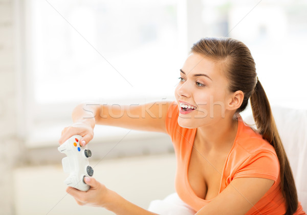 Vrouw bedieningshendel spelen video games foto gelukkig Stockfoto © dolgachov