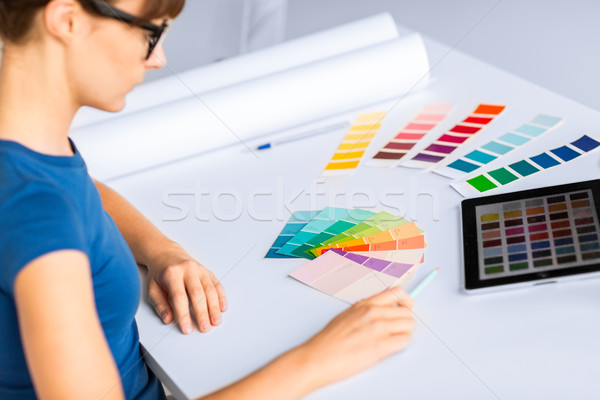 Frau arbeiten Farbe Proben Innenarchitektur Renovierung Stock foto © dolgachov