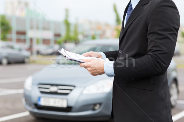 Férfi autó iratok kívül közlekedés tulajdonjog Stock fotó © dolgachov