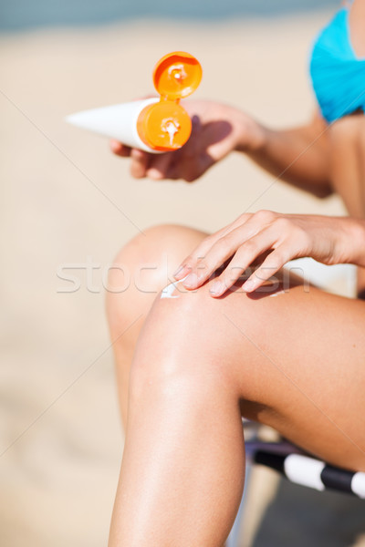 Dziewczyna ochrona przed słońcem krem leżak lata wakacje Zdjęcia stock © dolgachov
