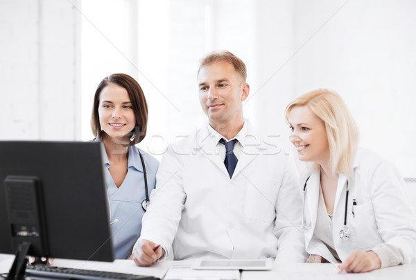 Stock fotó: Orvosok · néz · számítógép · megbeszélés · egészségügy · orvosi