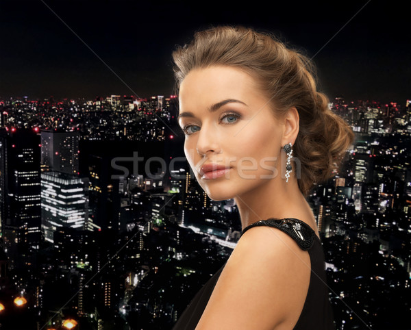 Frau Diamant Ohrringe schöne Frau Abendkleid tragen Stock foto © dolgachov