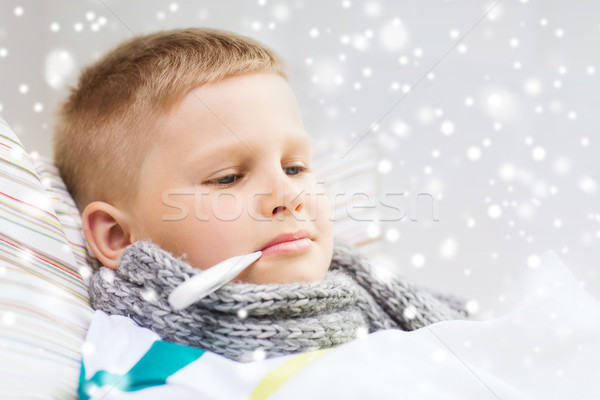 男孩 溫度計 床 家 童年 商業照片 © dolgachov