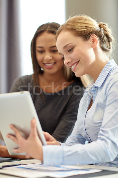 Sorridente empresárias escritório pessoas de negócios tecnologia Foto stock © dolgachov