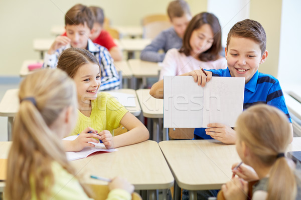 Foto stock: Grupo · escolas · crianças · escrita · corpo · sala · de · aula