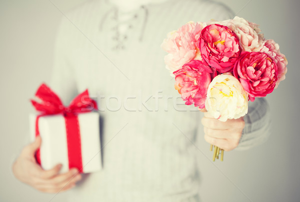 Mann halten Bouquet Blumen Geschenkbox Stock foto © dolgachov