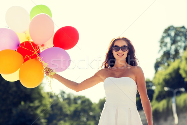 Stockfoto: Glimlachend · jonge · vrouw · zonnebril · ballonnen · geluk · zomer