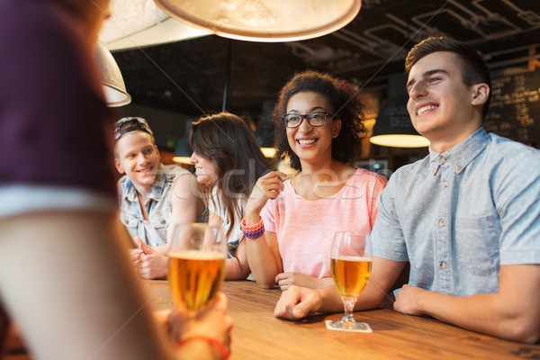 Felice amici bere birra parlando bar Foto d'archivio © dolgachov