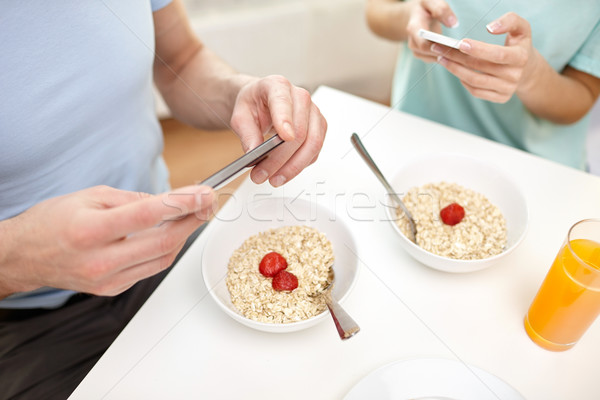 Foto stock: Casal · smartphones · café · da · manhã · comida · alimentação