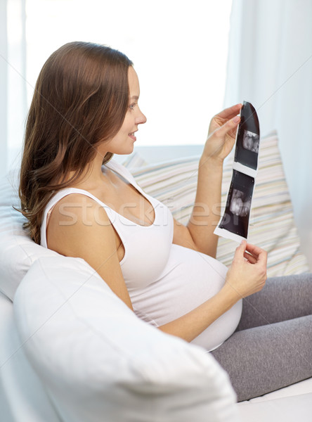 Szczęśliwy kobieta w ciąży ultradźwięk obraz domu ciąży Zdjęcia stock © dolgachov