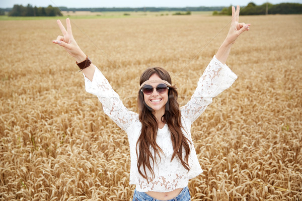 Uśmiechnięty młodych hippie kobieta zbóż dziedzinie Zdjęcia stock © dolgachov