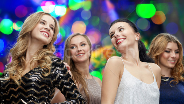 Fericit femeile tinere Dansuri club de noapte discotecă petrecere Imagine de stoc © dolgachov