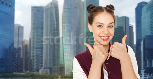 Gelukkig tienermeisje tonen stad mensen Stockfoto © dolgachov
