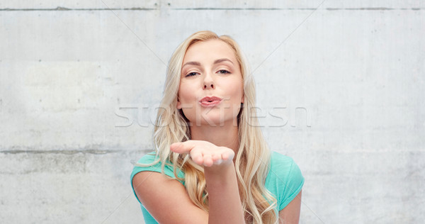 Glimlachend jonge vrouw tienermeisje blazen kus Stockfoto © dolgachov
