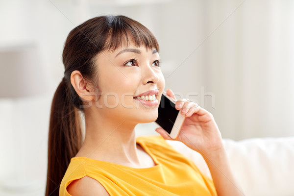Сток-фото: счастливым · азиатских · женщину · призыв · смартфон · домой