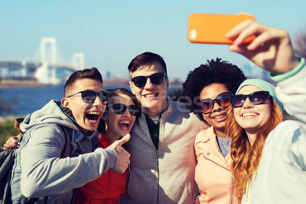 Stockfoto: Gelukkig · vrienden · smartphone · mensen · reizen