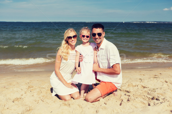Foto stock: Família · feliz · óculos · de · sol · verão · praia · viajar · férias