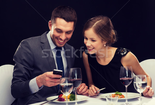 Uśmiechnięty para jedzenie danie główne restauracji technologii Zdjęcia stock © dolgachov