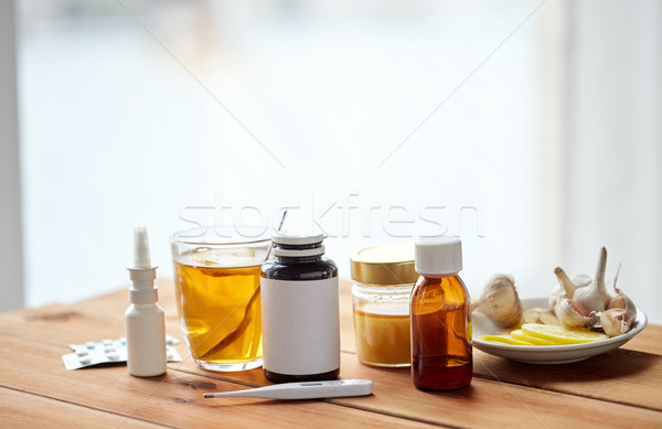 Stockfoto: Drugs · thermometer · honing · beker · thee · hout