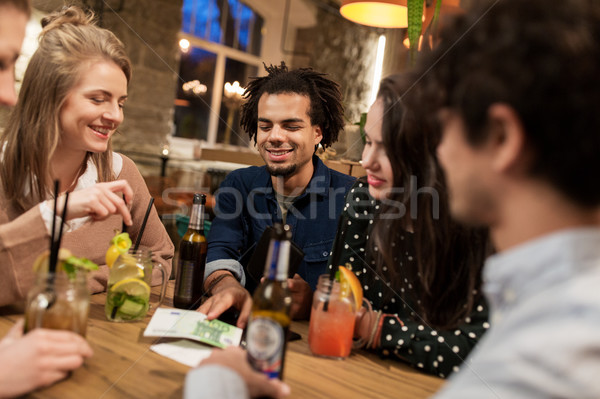 Prietenii băuturi bani proiect de lege bar timp liber Imagine de stoc © dolgachov