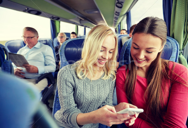 Glücklich junge Frauen Reise Bus Smartphone Transport Stock foto © dolgachov