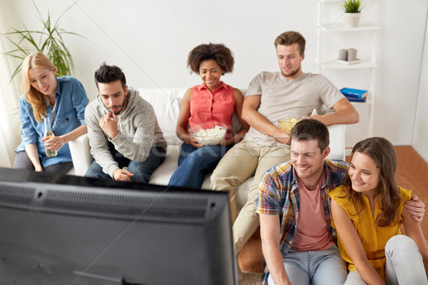 Foto stock: Feliz · amigos · palomitas · viendo · tv · casa