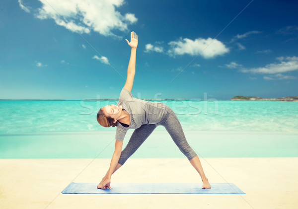 Foto stock: Mujer · yoga · triángulo · plantean · fitness