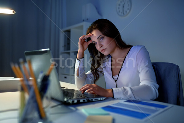 Femme d'affaires portable nuit bureau gens d'affaires date limite [[stock_photo]] © dolgachov