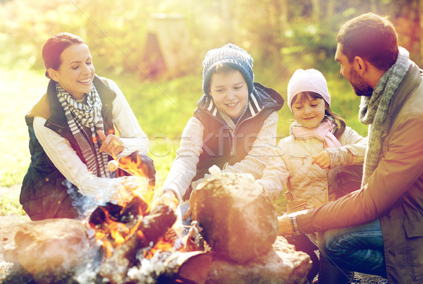 Foto stock: Familia · feliz · malvavisco · hoguera · viaje · turismo · ir · de · excursión