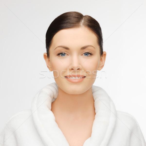 Femeie frumoasa alb halat de baie imagine femeie fericit Imagine de stoc © dolgachov