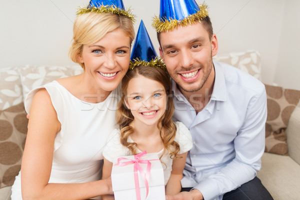 Familia feliz caja de regalo celebración familia vacaciones cumpleanos Foto stock © dolgachov