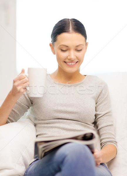 Femeie ceaşcă cafea lectură revistă acasă Imagine de stoc © dolgachov