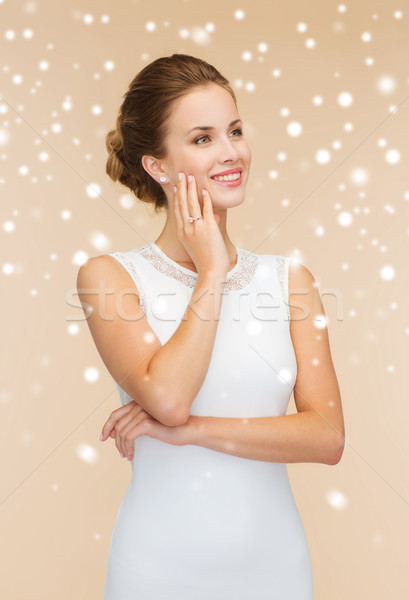 Femme souriante robe blanche bague en diamant vacances célébration mariage Photo stock © dolgachov