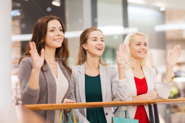 Gelukkig jonge vrouwen mall verkoop Stockfoto © dolgachov