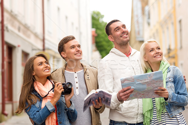 Grup prietenii oraş ghida hartă aparat foto Imagine de stoc © dolgachov