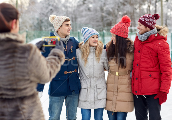 Glücklich Freunde Aufnahme Bild Smartphone Menschen Stock foto © dolgachov