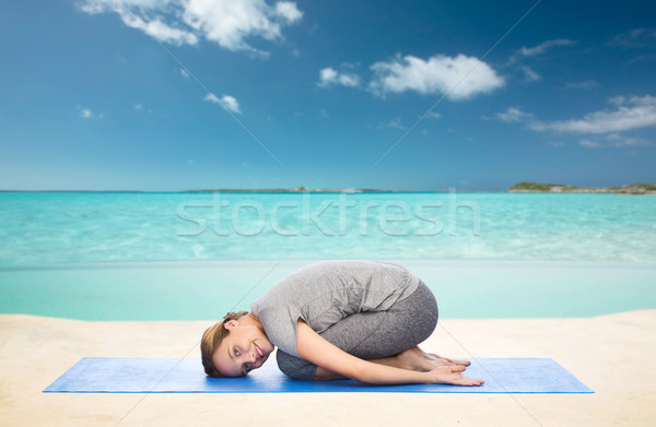 [[stock_photo]]: Heureux · femme · yoga · enfant · posent