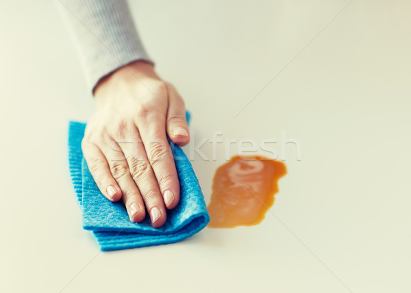 Közelkép kéz takarítás asztal felület ruha Stock fotó © dolgachov