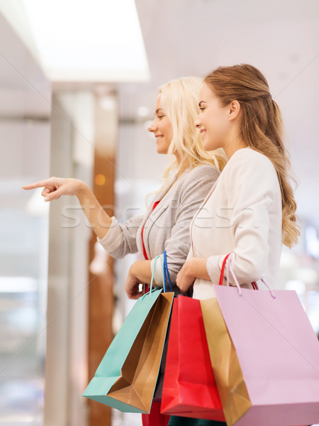 Gelukkig jonge vrouwen mall verkoop Stockfoto © dolgachov