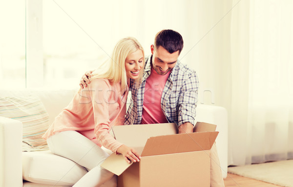 Feliz Pareja caja de cartón paquete casa personas Foto stock © dolgachov