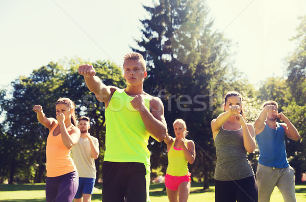 Foto stock: Grupo · amigos · ao · ar · livre · fitness · esportes