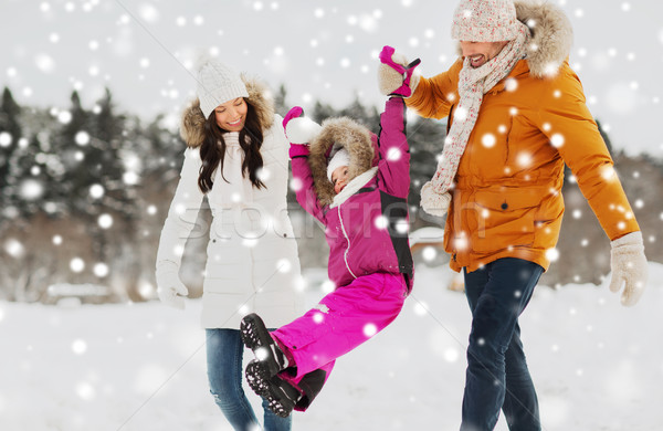 Szczęśliwą rodzinę zimą ubrania spaceru odkryty rodzicielstwo Zdjęcia stock © dolgachov