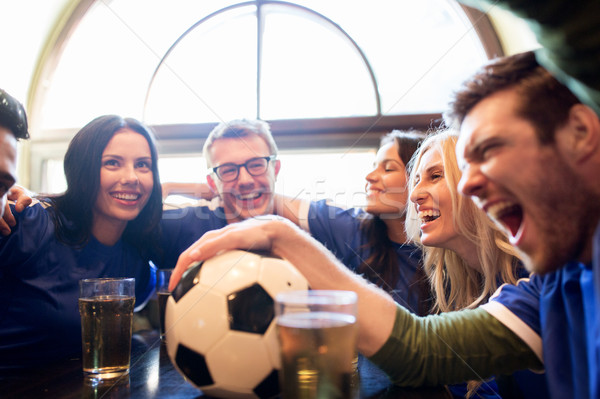 Fútbol aficionados amigos cerveza deporte bar Foto stock © dolgachov