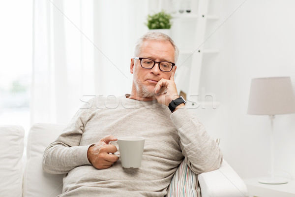 Senior man beker thee home ouderdom Stockfoto © dolgachov