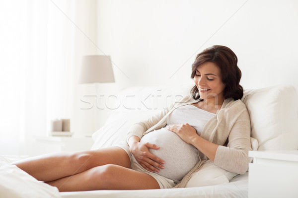 счастливым беременная женщина кровать домой беременности люди Сток-фото © dolgachov