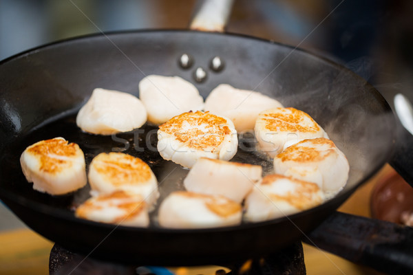 Közelkép öntöttvas serpenyő főzés ázsiai konyha Stock fotó © dolgachov